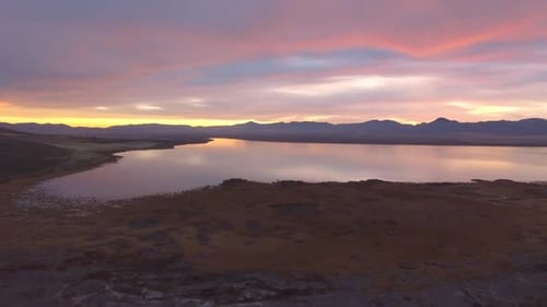 Vista aérea de la colorida puesta de sol sobre el lago