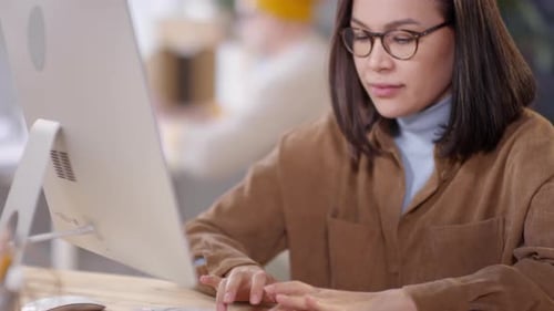Designerin arbeitet im Büro am Computer