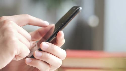 Nahaufnahme eines Mannes, der beim Smartphone-Chat eine Nachricht eingibt