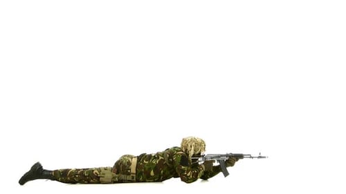 Le
soldat était allongé sur le sol et visait. Fond blanc