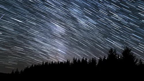 Star Trails im Nachthimmel