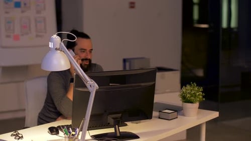 Collègues avec ordinateurs travaillant au bureau 7