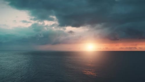 Dramatisch bunter Sonnenuntergang am Meer