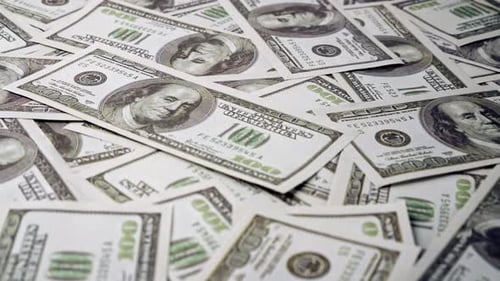 Amerikanischer Einhundert-Dollar-Banknotenstapel auf dem Schreibtisch.