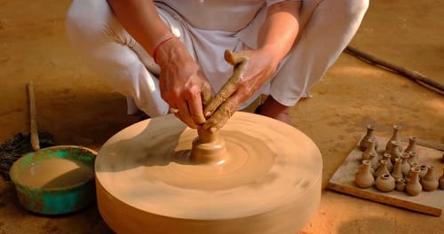 Poterie : mains mouillées et habiles d'un potier façonnant l'argile sur Potter Wheel. Casserole, vase à lancer