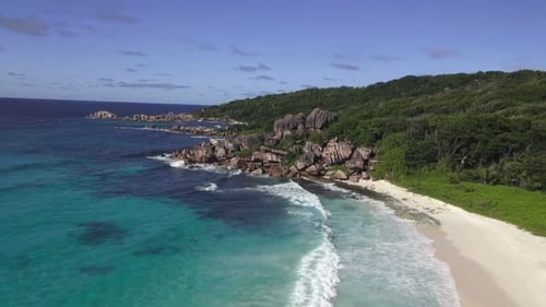 Luftbild Wellenförmiger Ozean und tropische Insel