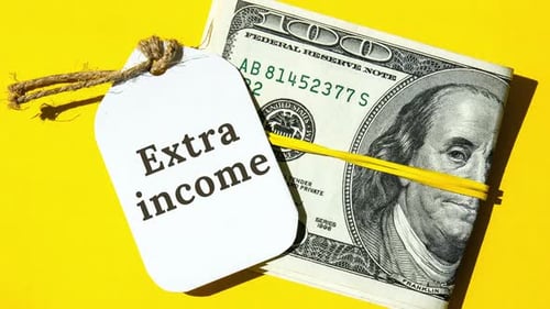 Aumente o zoom em dólares, dinheiro e notas em papel com texto escrito: RENDA EXTRA