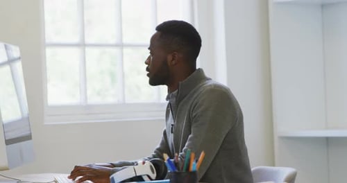 Junger Mann arbeitet am Computer