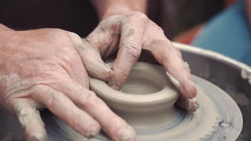 Grand-mère et petits-enfants fabriquent des pichets en poterie