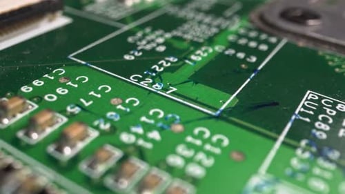 Extreme Nahaufnahme einer grünen Leiterplattenelektronik, aufgenommen mit Dolly