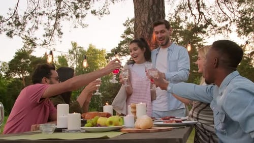 Des amis qui tintent des verres et boivent