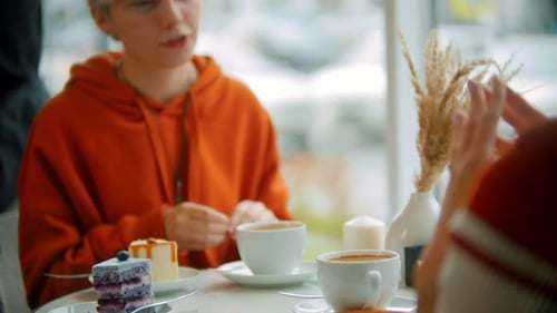 Les jeunes et belles dames gesticulent activement pendant la conversation