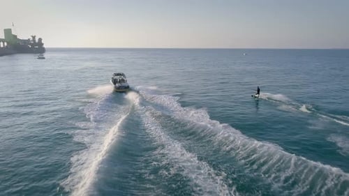 Luftaufnahme eines Mannes beim Wasserski im Mittelmeer, Beirut, Libanon.
