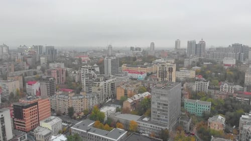 Paisaje urbano en la niebla aérea