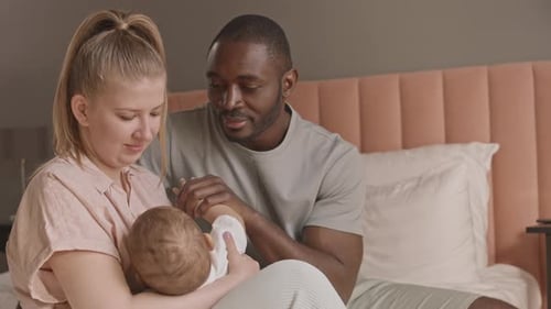 Madre y padre admirando al bebé