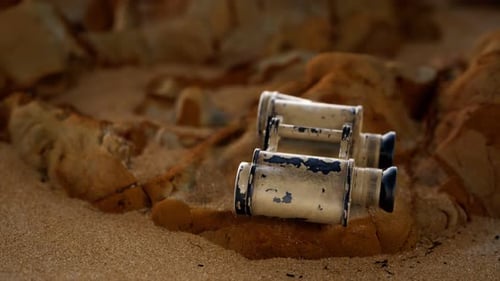 Vieilles jumelles militaires allemandes sur la plage de sable