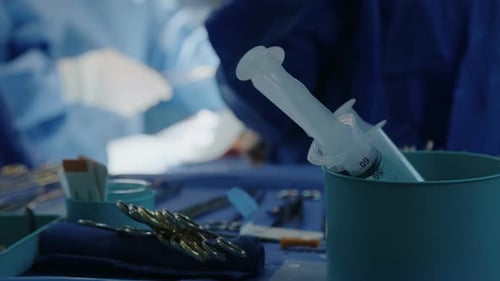 Chirurgen bei Operationen am offenen Herzen, Nahaufnahme von Händen und Instrumenten.