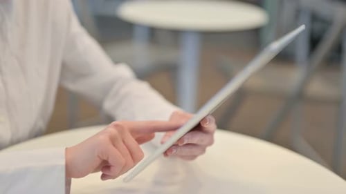 Frau beim Tippen auf Tablet-Seitenansicht