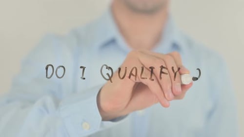 Dois-je me qualifier, homme écrivant sur un écran transparent