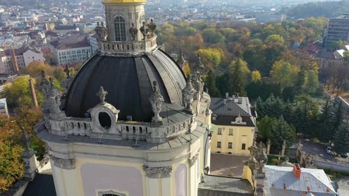Vidéo aérienne de l'église Saint-Yura dans la partie centrale de la vieille ville de Lviv, Ukraine