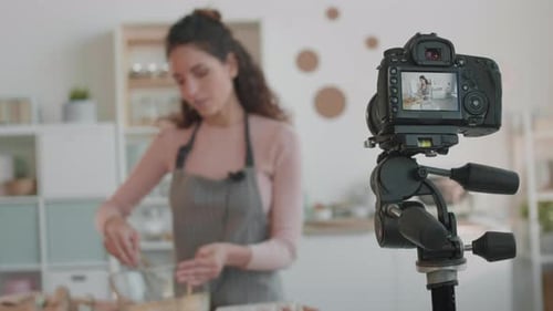 Caméra filmant un vlogger culinaire flou