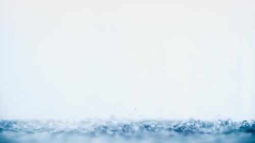 Wasserfluss mit vielen Tröpfchen und Spritzern auf sauberem weißem Hintergrund in der Dusche