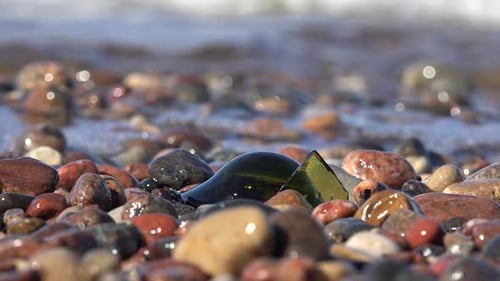 Zerbrochenes Glas am Strand