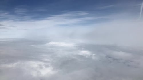 Voando por uma paisagem de nuvens incrivelmente bela. Timelapse pitoresco de nuvens brancas e fofas se movendo