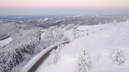 Luftaufnahme der Winter Mountain Road mit dem wunderschönen verschneiten Tal darunter