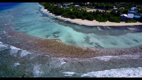 Vuelo aéreo sobre la naturaleza de la costa marina, playa, descanso junto al mar claro y el fondo arenoso limpio de un d