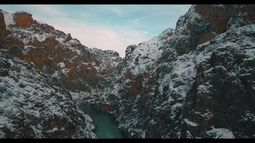 Snowy Mountain und Eisenbahn und Zug