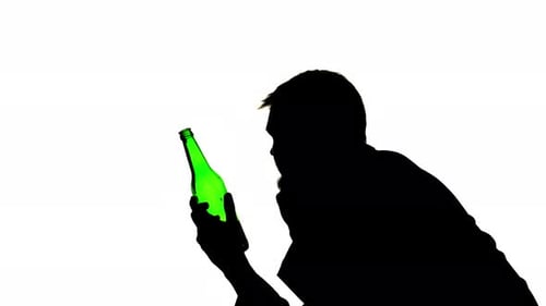 Alcohólico se sienta con una botella en sus manos y bebidas, vista lateral, silueta, fondo blanco