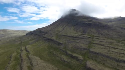 Beau paysage en Islande - une montagne dont le sommet est dans les nuages