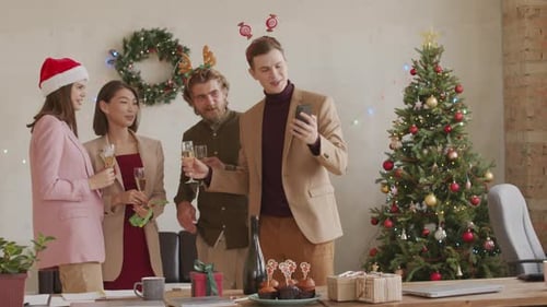 Colegas tirando selfie na festa de Natal no escritório