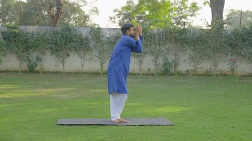Indischer Mann macht grundlegende Yoga-Pose