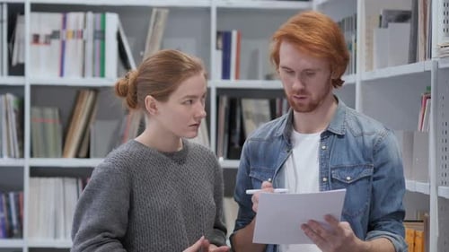 Des coéquipiers créatifs occupés à faire de la paperasse au bureau pour discuter du projet