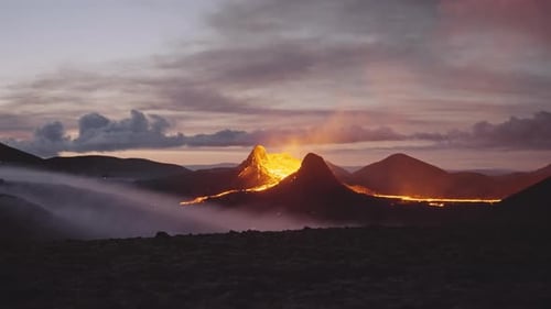 Vulkan Fagradalsfjall mit Silhouette von Bergen und schönem Himmel