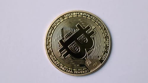 Bitcoin BTC-Münze drehen sich auf 100-Dollar-USD-Rechnungen. Blockchain, Bergbau-GPU