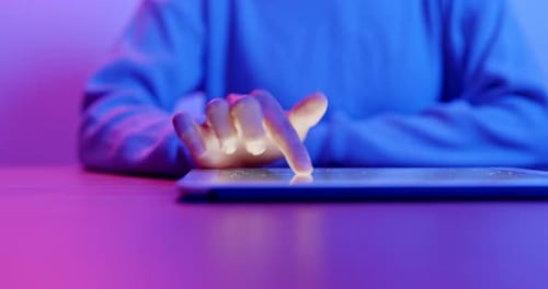 Frau benutzt Tablet-Computer zu Hause