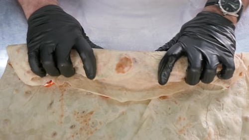 Professioneller Koch macht Shawarma im Fast Food Cafe Closeup