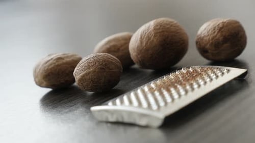 Flache DOF Muskatnuss Frucht und Gewürz auf Holztisch Slow Pan 4K 2160p 30fps UltraHD-Aufnahmen - Myrist