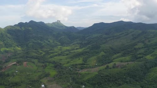 Luftaufnahme von oben auf Waldbäume und grüne Berghügel. Naturlandschaftshintergrund, Thailand.