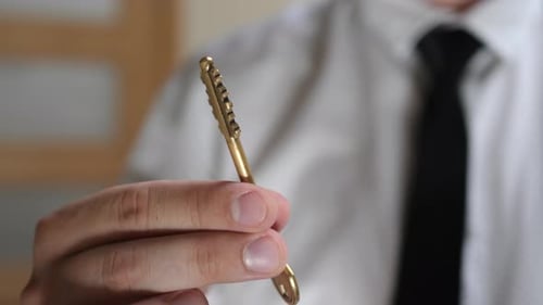 Mano del empresario da la llave de casa