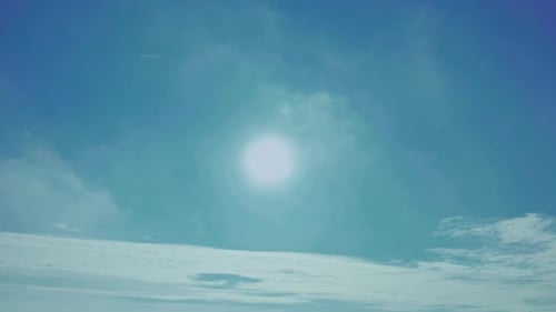 Drohnen-Luftaufnahme. Fliegende untere Wolken.