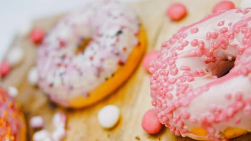 Schokoladen-Marshmello und Candy Donuts auf einem Retro-Backblech