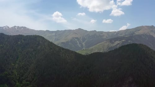 Filmaufnahme mit Drohne auf Berglandschaft