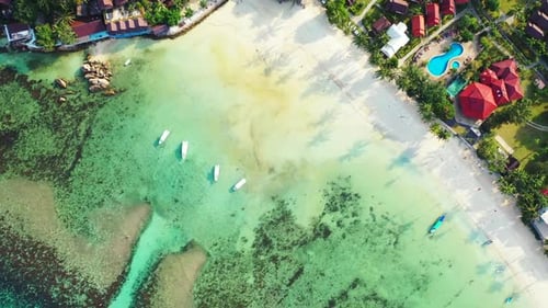 Luftbild von oben nach unten Panorama eines exotischen Inselstrandausflugs durch blaue Lagune und weißem Sandhintergrund