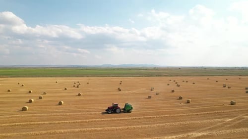 Stroh auf dem Feld sammeln und Ballen aus der Luftaufnahme machen