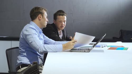 Les gens d'affaires travaillant dans l'entreprise.