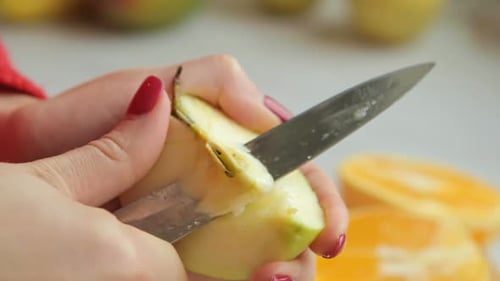 Schneiden Sie einen halben Apfel in Stücke und reinigen Sie die Mitte der Gruben